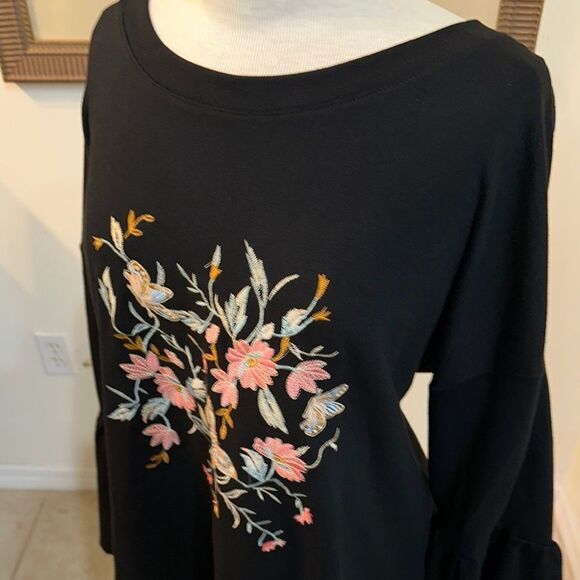 NWT WD.NY Embroidered Floral Black Top w/ Bell Sleeves Size 1X - Picture 7 of 12